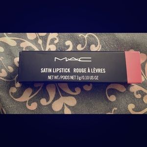 MAC SATIN LIPSTICK in SNOB 821